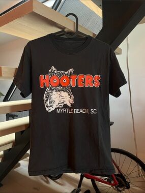 HOOTERS TEE